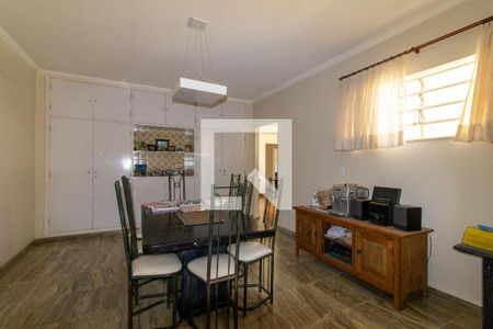 Casa à venda com 256m², 4 quartos e 18 vagas Casa à venda com 256m², 4 quartos e 18 vagasSala de Jantar