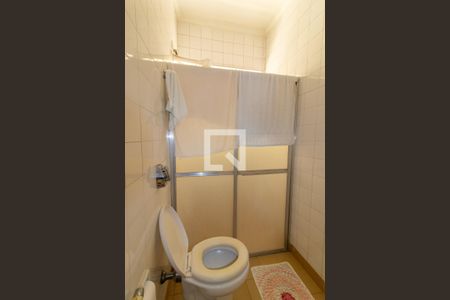 Casa à venda com 256m², 4 quartos e 18 vagas Casa à venda com 256m², 4 quartos e 18 vagasBanheiro de Serviço