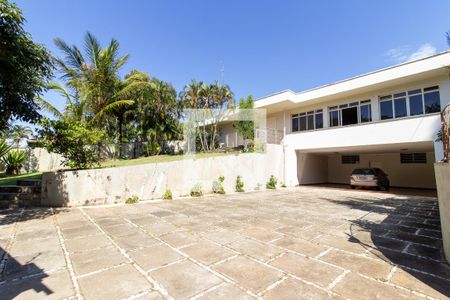 Casa à venda com 256m², 4 quartos e 18 vagas Casa à venda com 256m², 4 quartos e 18 vagasÁrea comum