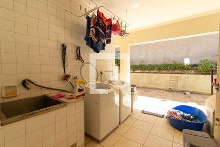 Casa à venda com 256m², 4 quartos e 18 vagas Casa à venda com 256m², 4 quartos e 18 vagasÁrea de Serviço