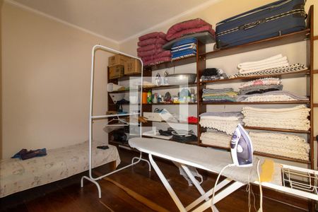 Casa à venda com 256m², 4 quartos e 18 vagas Casa à venda com 256m², 4 quartos e 18 vagasQuarto de Serviço