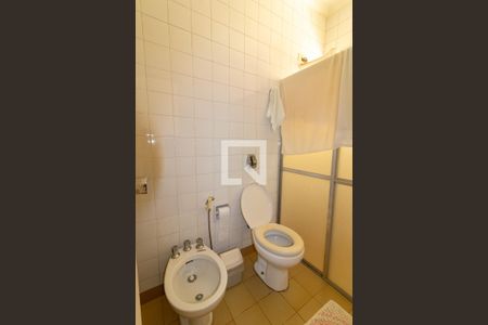 Casa à venda com 256m², 4 quartos e 18 vagas Casa à venda com 256m², 4 quartos e 18 vagasBanheiro de Serviço