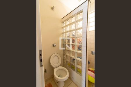 Casa à venda com 256m², 4 quartos e 18 vagas Casa à venda com 256m², 4 quartos e 18 vagasBanheiro