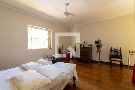 Casa à venda com 256m², 4 quartos e 18 vagas Casa à venda com 256m², 4 quartos e 18 vagasQuarto