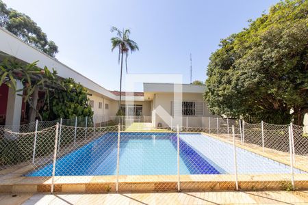 Casa à venda com 256m², 4 quartos e 18 vagas Casa à venda com 256m², 4 quartos e 18 vagasÁrea comum