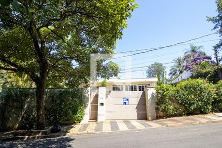 Casa à venda com 256m², 4 quartos e 18 vagas Casa à venda com 256m², 4 quartos e 18 vagasFachada