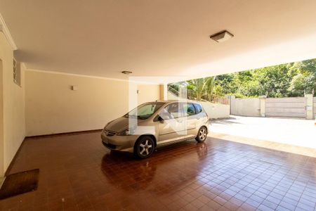 Casa à venda com 256m², 4 quartos e 18 vagas Casa à venda com 256m², 4 quartos e 18 vagasÁrea comum