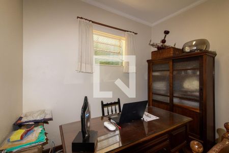 Casa à venda com 256m², 4 quartos e 18 vagas Casa à venda com 256m², 4 quartos e 18 vagasEscritório