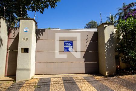 Casa à venda com 256m², 4 quartos e 18 vagas Casa à venda com 256m², 4 quartos e 18 vagasFachada