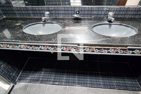 Casa à venda com 300m², 3 quartos e 4 vagas Casa à venda com 300m², 3 quartos e 4 vagasBanheiro da Suíte