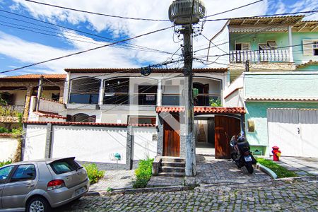 Casa à venda com 300m², 3 quartos e 4 vagas Casa à venda com 300m², 3 quartos e 4 vagasFachada