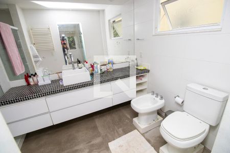 Casa de condomínio à venda com 500m², 4 quartos e 3 vagas Casa de condomínio à venda com 500m², 4 quartos e 3 vagasBanheiro quarto 2