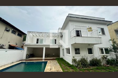 Casa de condomínio à venda com 500m², 4 quartos e 3 vagas Casa de condomínio à venda com 500m², 4 quartos e 3 vagasFachada