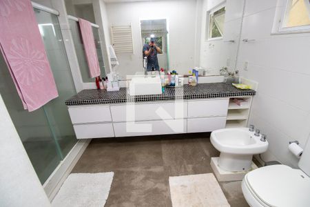 Casa de condomínio à venda com 500m², 4 quartos e 3 vagas Casa de condomínio à venda com 500m², 4 quartos e 3 vagasBanheiro quarto 2