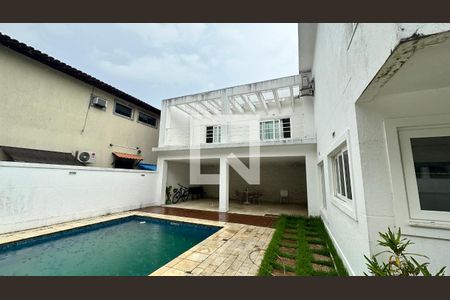 Casa de condomínio à venda com 500m², 4 quartos e 3 vagas Casa de condomínio à venda com 500m², 4 quartos e 3 vagasÁrea comum - Piscina