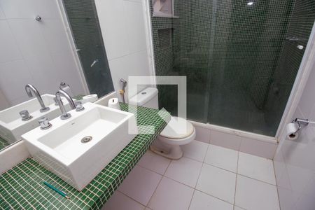 Casa de condomínio à venda com 500m², 4 quartos e 3 vagas Casa de condomínio à venda com 500m², 4 quartos e 3 vagasBanheiro quarto 4