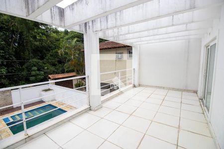 Casa de condomínio à venda com 500m², 4 quartos e 3 vagas Casa de condomínio à venda com 500m², 4 quartos e 3 vagasVaranda