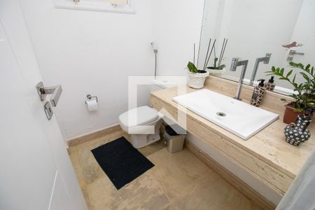 Casa de condomínio à venda com 500m², 4 quartos e 3 vagas Casa de condomínio à venda com 500m², 4 quartos e 3 vagasLavabo