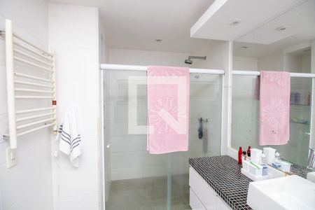 Casa de condomínio à venda com 500m², 4 quartos e 3 vagas Casa de condomínio à venda com 500m², 4 quartos e 3 vagasBanheiro quarto 2