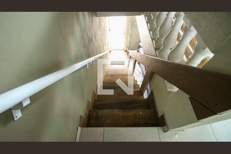 Casa à venda com 250m², 5 quartos e 4 vagas Casa à venda com 250m², 5 quartos e 4 vagasEscada