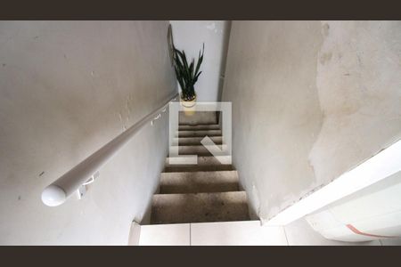 Casa à venda com 250m², 5 quartos e 4 vagas Casa à venda com 250m², 5 quartos e 4 vagasEscada