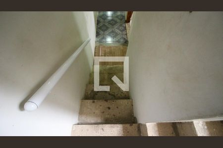 Casa à venda com 250m², 5 quartos e 4 vagas Casa à venda com 250m², 5 quartos e 4 vagasEscada