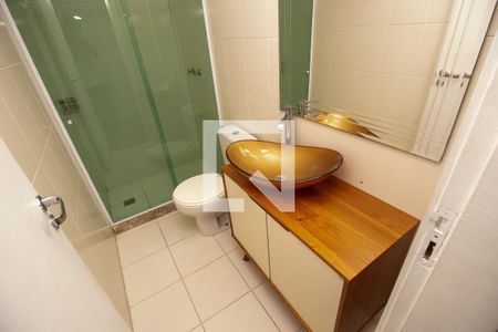 Apartamento à venda com 297m², 5 quartos e 3 vagas Apartamento à venda com 297m², 5 quartos e 3 vagasBanheiro social 2