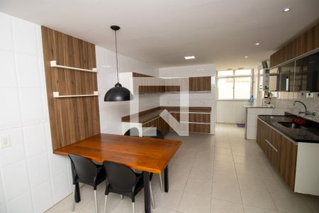 Apartamento à venda com 297m², 5 quartos e 3 vagas Apartamento à venda com 297m², 5 quartos e 3 vagasCozinha
