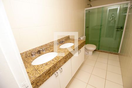 Apartamento à venda com 297m², 5 quartos e 3 vagas Apartamento à venda com 297m², 5 quartos e 3 vagasBanheiro social