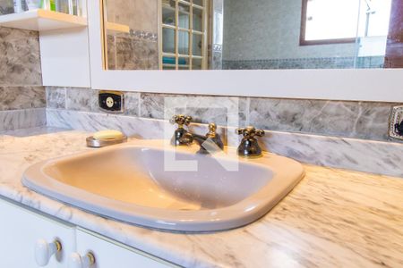 Casa de condomínio para alugar com 390m², 3 quartos e 6 vagas Casa de condomínio para alugar com 390m², 3 quartos e 6 vagasBanheiro da suíte
