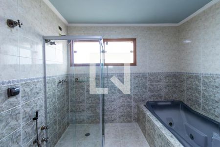 Casa de condomínio para alugar com 390m², 3 quartos e 6 vagas Casa de condomínio para alugar com 390m², 3 quartos e 6 vagasBanheiro da suíte