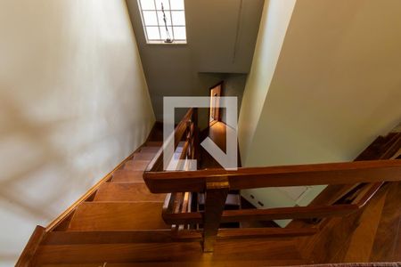 Casa de condomínio para alugar com 390m², 3 quartos e 6 vagas Casa de condomínio para alugar com 390m², 3 quartos e 6 vagasEscadas