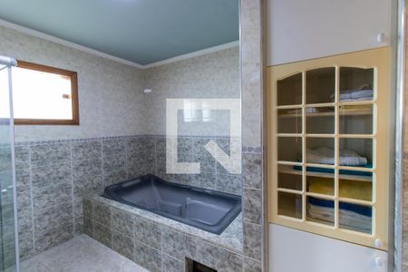 Casa de condomínio para alugar com 390m², 3 quartos e 6 vagas Casa de condomínio para alugar com 390m², 3 quartos e 6 vagasBanheiro da suíte