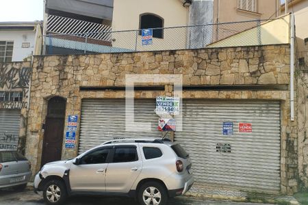 Casa à venda com 230m², 4 quartos e 2 vagas Casa à venda com 230m², 4 quartos e 2 vagasFachada