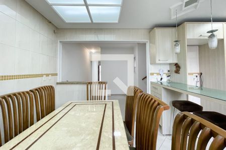 Casa à venda com 230m², 4 quartos e 6 vagas Casa à venda com 230m², 4 quartos e 6 vagasCopa