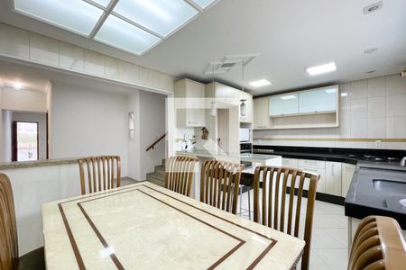 Casa à venda com 230m², 4 quartos e 6 vagas Casa à venda com 230m², 4 quartos e 6 vagasCopa