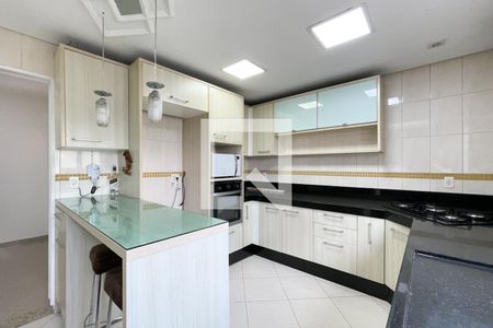 Casa à venda com 230m², 4 quartos e 6 vagas Casa à venda com 230m², 4 quartos e 6 vagasCozinha