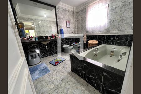 Casa de condomínio à venda com 340m², 5 quartos e 5 vagas Casa de condomínio à venda com 340m², 5 quartos e 5 vagasBanheiro Suíte 01