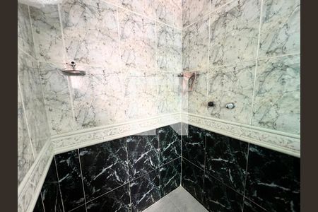 Casa de condomínio à venda com 340m², 5 quartos e 5 vagas Casa de condomínio à venda com 340m², 5 quartos e 5 vagasBanheiro Suíte 01