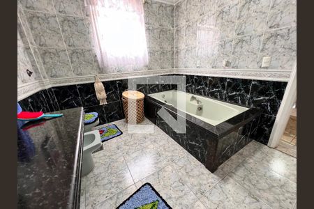 Casa de condomínio à venda com 340m², 5 quartos e 5 vagas Casa de condomínio à venda com 340m², 5 quartos e 5 vagasBanheiro Suíte 01