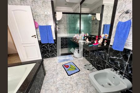 Casa de condomínio à venda com 340m², 5 quartos e 5 vagas Casa de condomínio à venda com 340m², 5 quartos e 5 vagasBanheiro Suíte 01