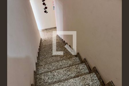 Casa de condomínio à venda com 340m², 5 quartos e 5 vagas Casa de condomínio à venda com 340m², 5 quartos e 5 vagasEscada terceiro andar