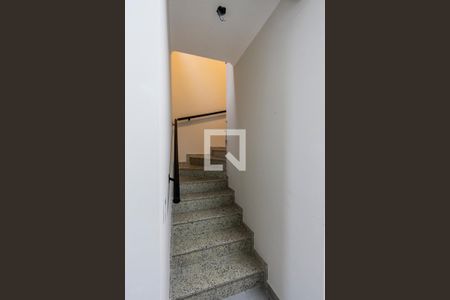 Casa à venda com 250m², 3 quartos e 3 vagas Casa à venda com 250m², 3 quartos e 3 vagasEscada