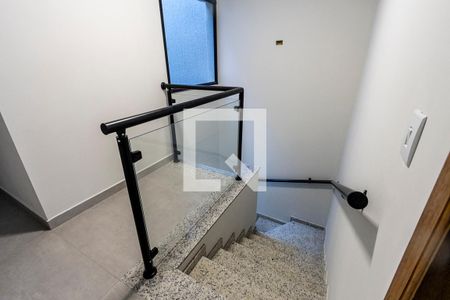 Casa à venda com 250m², 3 quartos e 3 vagas Casa à venda com 250m², 3 quartos e 3 vagasEscada