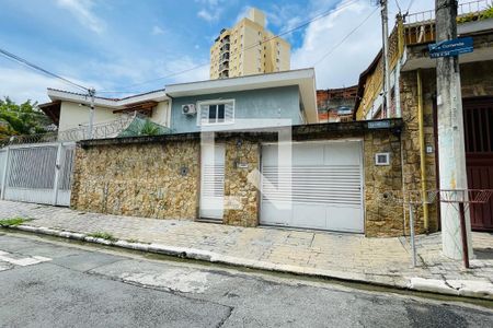 Casa à venda com 270m², 3 quartos e 4 vagas Casa à venda com 270m², 3 quartos e 4 vagasFachada