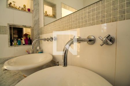 Casa à venda com 648m², 4 quartos e 4 vagasBanheiro da Suíte 1