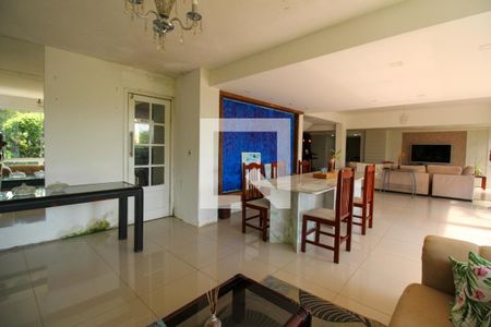 Casa à venda com 648m², 4 quartos e 4 vagasSala