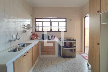 Casa à venda com 264m², 5 quartos e 4 vagas Casa à venda com 264m², 5 quartos e 4 vagasCozinha