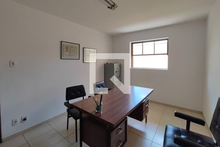 Casa à venda com 264m², 5 quartos e 4 vagas Casa à venda com 264m², 5 quartos e 4 vagasEdícula - Quarto 1