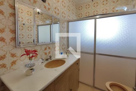 Casa à venda com 264m², 5 quartos e 4 vagas Casa à venda com 264m², 5 quartos e 4 vagasBanheiro Social